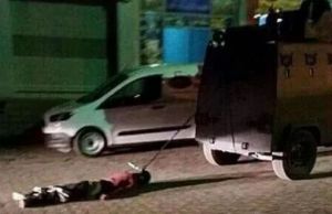 Der Leichnam von Lokman Birlik, einem gefallen PKK-Kämpfer, wird an Polizeifahrzeug durch die Stadt geschleift.